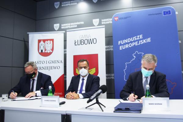 Marszałek Marek Woźniak podpisał umowy z Miastem Gniezno z Gminą Łubowo oraz Miastem i Gminą Czerniejewo - kliknij aby powiększyć