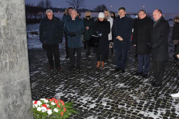 Uczestnicy konwentu złożyli kwiaty nad Wisłą w miejscu zamordowania ks. Jerzego Popiełuszki- kliknij aby powiększyć