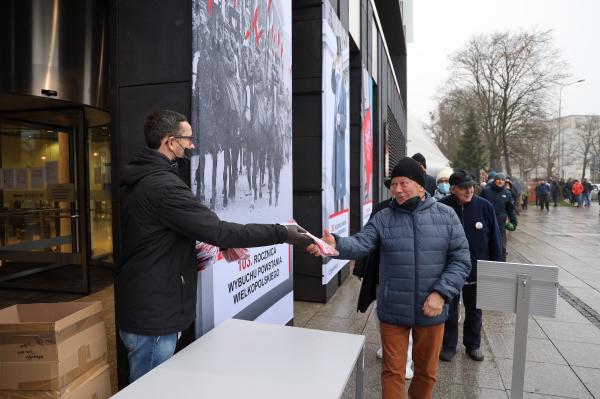 Zaledwie kwadrans wystarczył aby 350 flag powstańczych trafiło w ręce Wielkopolan którzy w środę pojawili się przed Urzędem Marszałkowskim w Poznaniu.- kliknij aby powiększyć