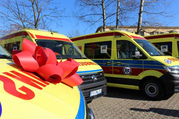Kolejnych 15 ambulansów oficjalnie rozpoczyna pracę w poznańskim pogotowiu ratunkowym. Ich łączna wartość to ponad 77 mln zł.- kliknij aby powiększyć