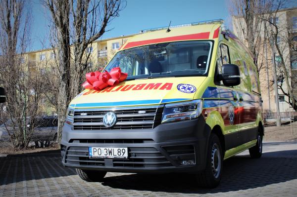Kolejnych 15 ambulansów oficjalnie rozpoczyna pracę w poznańskim pogotowiu ratunkowym. Ich łączna wartość to ponad 77 mln zł.- kliknij aby powiększyć