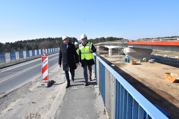 Wojciech Jankowiak Wicemarszałek Województwa Wielkopolskiego w poniedziałek 14 marca wizytował budowę nowego mostu w Rogalinku.- kliknij aby powiększyć