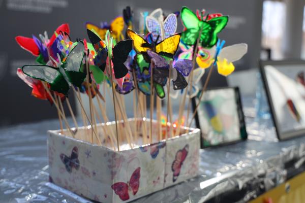 Około 80 uczniów z wielkopolskich szkół w poniedziałek w Urzędzie Marszałkowskim w Poznaniu malowało motyle które promują idee opieki paliatywnej hospicyjnej oraz pomagania i wolontariatu.- kliknij aby powiększyć