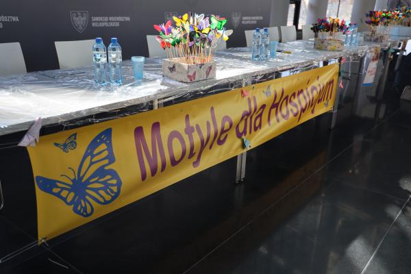 Około 80 uczniów z wielkopolskich szkół w poniedziałek w Urzędzie Marszałkowskim w Poznaniu malowało motyle które promują idee opieki paliatywnej hospicyjnej oraz pomagania i wolontariatu.- kliknij aby powiększyć