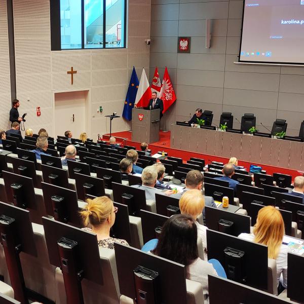 W środowej konferencji która odbyła się w Sali Sesyjnej Urzędu Marszałkowskiego Województwa Wielkopolskiego w Poznaniu a została przygotowana przez Departament Zarządzania Środowiskiem i Klimatu wzięło udział blisko 50 samorządowców czołowych naukowców zajmujących się problemem przedstawicieli NGO oraz Wód Polskich. - kliknij aby powiększyć