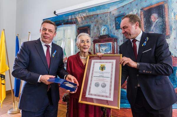 Marszałek Marek Woźniak wziął udział w międzyregionalnej inauguracji obchodów 100-lecia Związku Polaków w Niemczech która odbyła się 22 kwietnia w pałacu w Waplewie. - To bardzo ważna część naszej historii o której często nie pamiętamy – mówił Marek Woźniak.

Fot. Karol Stańczak- kliknij aby powiększyć