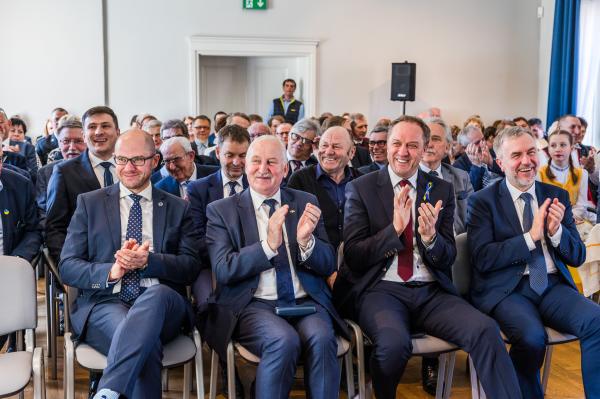 Marszałek Marek Woźniak wziął udział w międzyregionalnej inauguracji obchodów 100-lecia Związku Polaków w Niemczech która odbyła się 22 kwietnia w pałacu w Waplewie. - To bardzo ważna część naszej historii o której często nie pamiętamy – mówił Marek Woźniak.

Fot. Karol Stańczak- kliknij aby powiększyć