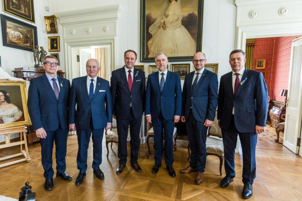 Marszałek Marek Woźniak wziął udział w międzyregionalnej inauguracji obchodów 100-lecia Związku Polaków w Niemczech która odbyła się 22 kwietnia w pałacu w Waplewie. - To bardzo ważna część naszej historii o której często nie pamiętamy – mówił Marek Woźniak.

Fot. Karol Stańczak- kliknij aby powiększyć