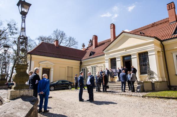 Marszałek Marek Woźniak wziął udział w międzyregionalnej inauguracji obchodów 100-lecia Związku Polaków w Niemczech która odbyła się 22 kwietnia w pałacu w Waplewie. - To bardzo ważna część naszej historii o której często nie pamiętamy – mówił Marek Woźniak.

Fot. Karol Stańczak- kliknij aby powiększyć