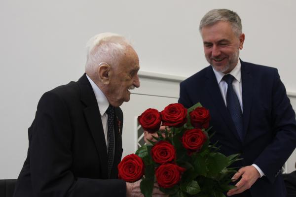 Pułkownik Jan Górski Prezes Światowego Związku Żołnierzy Armii Krajowej Okręg Wielkopolska obchodził w poniedziałek swoje 100. urodziny. Udział w okrągłej rocznicy wziął udział Marszałek Marek Woźniak.- kliknij aby powiększyć