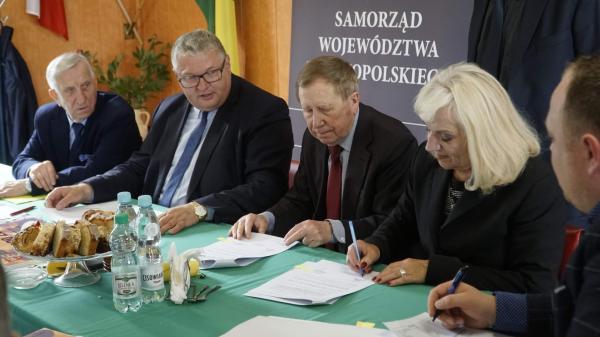 Wicemarszałek Krzysztof Grabowski podpisuje umowy z ROD- kliknij aby powiększyć