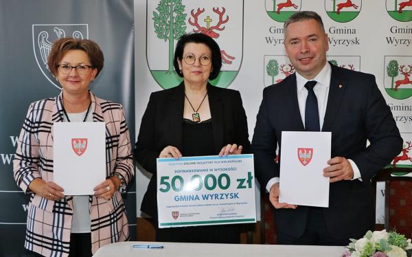 Jacek Bogusławski Członek Zarządu Województwa Wielkopolskiego w ubiegłym roku podpisał umowę z gminą Wyrzysk na dofinansowanie w wysokości 50 tys. złotych na realizację projektu  Zagospodarowanie terenu placu zabaw na os. Kwiatowym w Wyrzysku.- kliknij aby powiększyć