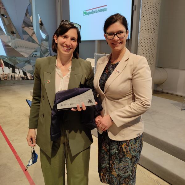 Paulina Stochniałek (z prawej) wzięła udział w konferencji w Bolonii na zaproszenie Elly Schlein Wiceprezydent Regionu Emilia-Romania- kliknij aby powiększyć