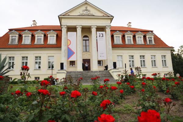  Jan Henryk Dąbrowski ponownie przybył do Winnej Góry. Generał spotkał się z uczniami szkół swojego imienia 
- kliknij aby powiększyć