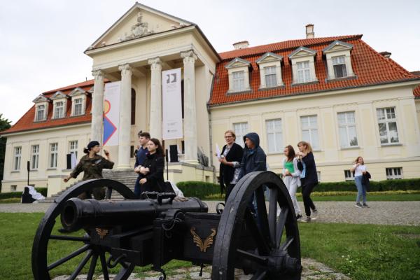 Jan Henryk Dąbrowski ponownie przybył do Winnej Góry. Generał spotkał się z uczniami szkół swojego imienia 
- kliknij aby powiększyć