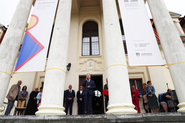 Jan Henryk Dąbrowski ponownie przybył do Winnej Góry. Generał spotkał się z uczniami szkół swojego imienia 
- kliknij aby powiększyć