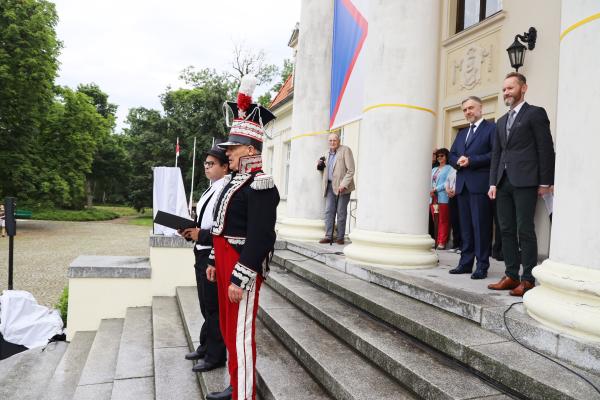 Jan Henryk Dąbrowski ponownie przybył do Winnej Góry. Generał spotkał się z uczniami szkół swojego imienia 
- kliknij aby powiększyć