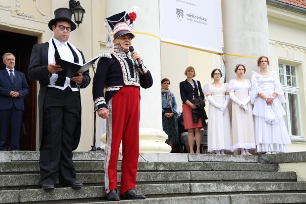 Jan Henryk Dąbrowski ponownie przybył do Winnej Góry. Generał spotkał się z uczniami szkół swojego imienia 
- kliknij aby powiększyć