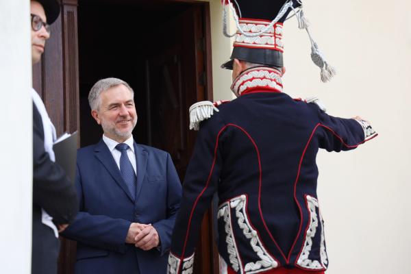 Jan Henryk Dąbrowski ponownie przybył do Winnej Góry. Generał spotkał się z uczniami szkół swojego imienia 
- kliknij aby powiększyć