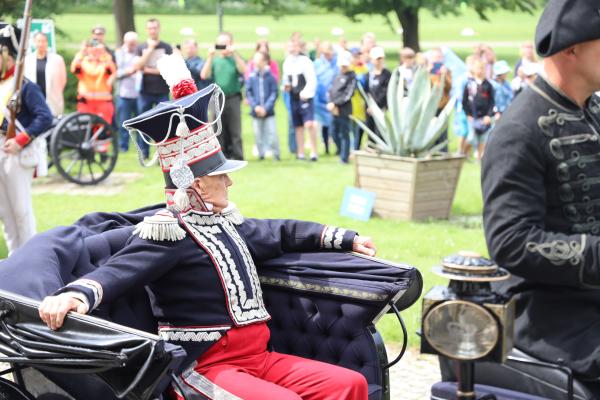 Jan Henryk Dąbrowski ponownie przybył do Winnej Góry. Generał spotkał się z uczniami szkół swojego imienia 
- kliknij aby powiększyć