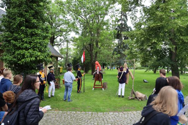 Jan Henryk Dąbrowski ponownie przybył do Winnej Góry. Generał spotkał się z uczniami szkół swojego imienia 
- kliknij aby powiększyć