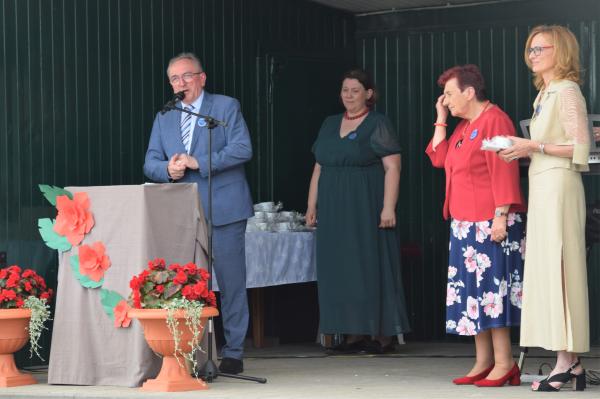 Wicemarszałek Wojciech Jankowiak uczestniczył w uroczystości jubileuszowej 100-lecia działalności Stowarzyszenia KGW Parkowianka w Parkowie najstarszego Koła Gospodyń Wiejskich w powiecie obornickim. W trakcie wydarzenia które odbyło się 11 czerwca wręczył zacnej organizacji Odznakę Honorową Za Zasługi dla Województwa Wielkopolskiego. - kliknij aby powiększyć