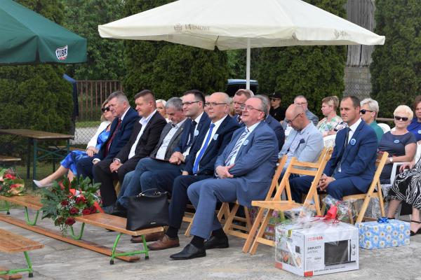 Wicemarszałek Wojciech Jankowiak uczestniczył w uroczystości jubileuszowej 100-lecia działalności Stowarzyszenia KGW Parkowianka w Parkowie najstarszego Koła Gospodyń Wiejskich w powiecie obornickim. W trakcie wydarzenia które odbyło się 11 czerwca wręczył zacnej organizacji Odznakę Honorową Za Zasługi dla Województwa Wielkopolskiego. - kliknij aby powiększyć