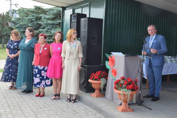 Wicemarszałek Wojciech Jankowiak uczestniczył w uroczystości jubileuszowej 100-lecia działalności Stowarzyszenia KGW Parkowianka w Parkowie najstarszego Koła Gospodyń Wiejskich w powiecie obornickim. W trakcie wydarzenia które odbyło się 11 czerwca wręczył zacnej organizacji Odznakę Honorową Za Zasługi dla Województwa Wielkopolskiego. - kliknij aby powiększyć