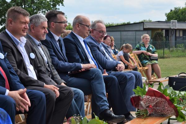 Wicemarszałek Wojciech Jankowiak uczestniczył w uroczystości jubileuszowej 100-lecia działalności Stowarzyszenia KGW Parkowianka w Parkowie najstarszego Koła Gospodyń Wiejskich w powiecie obornickim. W trakcie wydarzenia które odbyło się 11 czerwca wręczył zacnej organizacji Odznakę Honorową Za Zasługi dla Województwa Wielkopolskiego. - kliknij aby powiększyć