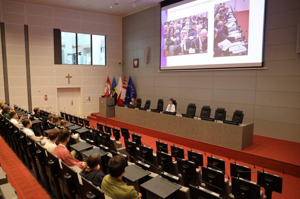 Grupa kilkunastu dzieci z Ukrainy które w wyniku wojny trafiły do naszego województwa w środę odwiedziła Urząd Marszałkowski w Poznaniu.- kliknij aby powiększyć