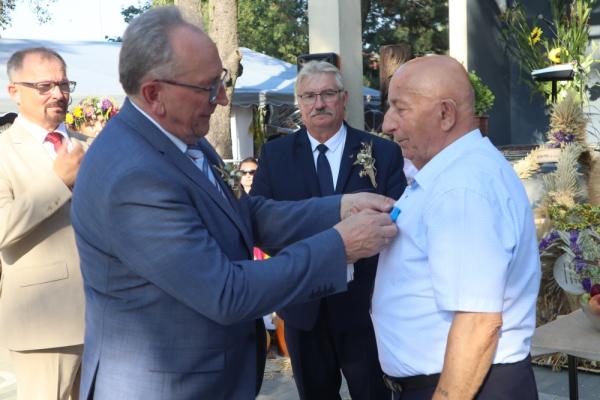 Wicemarszałek Województwa Wielkopolskiego Wojciech Jankowiak uczestniczył w Dożynkach Gminy Kłecko które odbyły się w sobotę 27 sierpnia. W trakcie obrzędów dożynkowych które odbywały się w Parku Miejskim w Kłecku wręczył Odznakę Honorową Za Zasługi dla Województwa Wielkopolskiego Stanisławowi Borkowskiemu wieloletniemu sołtysowi i radnemu miejscowego samorządu gminnego.- kliknij aby powiększyć