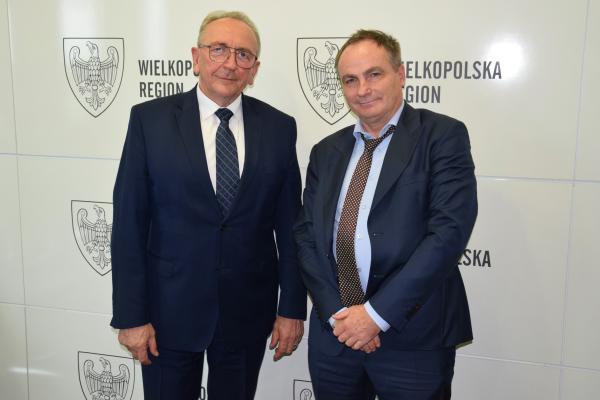 30 sierpnia 2022r. Wojciech Jankowiak Wicemarszałek Województwa Wielkopolskiego spotkał się z nowo powołanym Konsulem Generalnym RFN z Wrocławia Martinem Kremerem który objął urząd w sierpniu. - kliknij aby powiększyć