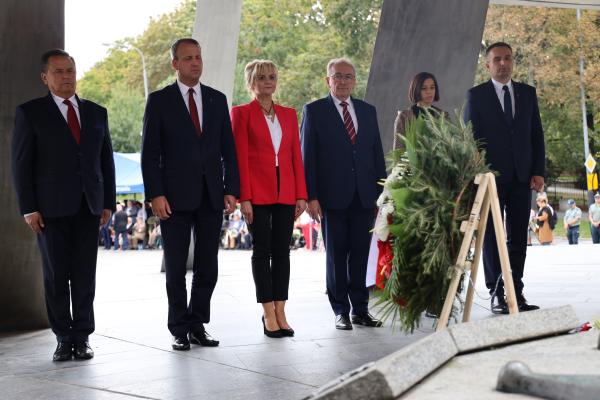 1 września 2022 roku przy Pomniku Armii Poznań Wojciech Jankowiak Wicemarszałek Województwa Wielkopolskiego na zaproszenie Wojewody Wielkopolskiego uczestniczył w uroczystości upamiętniającej 83. rocznicę wybuchu II wojny światowej. - kliknij aby powiększyć