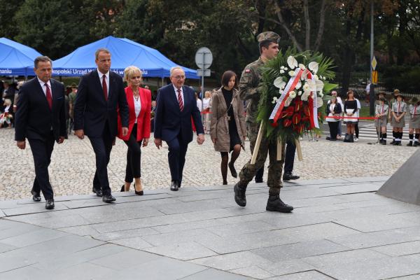 1 września 2022 roku przy Pomniku Armii Poznań Wojciech Jankowiak Wicemarszałek Województwa Wielkopolskiego na zaproszenie Wojewody Wielkopolskiego uczestniczył w uroczystości upamiętniającej 83. rocznicę wybuchu II wojny światowej. - kliknij aby powiększyć