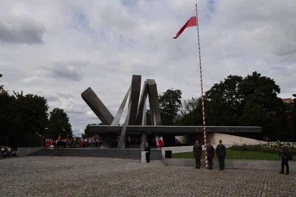 1 września 2022 roku przy Pomniku Armii Poznań Wojciech Jankowiak Wicemarszałek Województwa Wielkopolskiego na zaproszenie Wojewody Wielkopolskiego uczestniczył w uroczystości upamiętniającej 83. rocznicę wybuchu II wojny światowej. - kliknij aby powiększyć