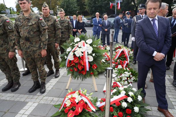 1 września 2022 roku przy Pomniku Armii Poznań Wojciech Jankowiak Wicemarszałek Województwa Wielkopolskiego na zaproszenie Wojewody Wielkopolskiego uczestniczył w uroczystości upamiętniającej 83. rocznicę wybuchu II wojny światowej. - kliknij aby powiększyć