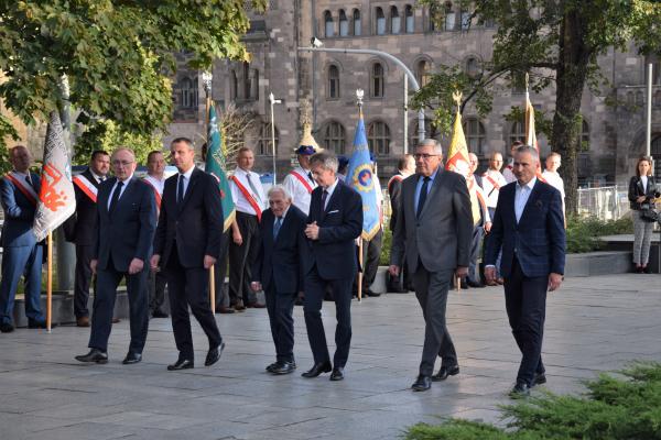 Wojciech Jankowiak Wicemarszałek Województwa Wielkopolskiego wziął udział w uroczystościach w rocznicę podpisania Porozumień Sierpniowych które odbyły się 31 sierpnia przed pomnikiem Poznańskiego Czerwca56.- kliknij aby powiększyć