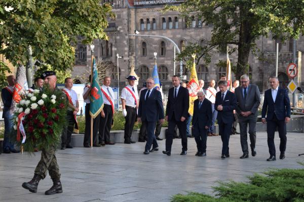 Wojciech Jankowiak Wicemarszałek Województwa Wielkopolskiego wziął udział w uroczystościach w rocznicę podpisania Porozumień Sierpniowych które odbyły się 31 sierpnia przed pomnikiem Poznańskiego Czerwca56.- kliknij aby powiększyć