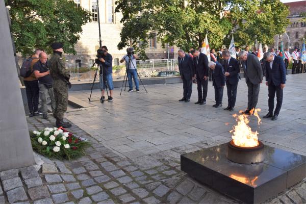 Wojciech Jankowiak Wicemarszałek Województwa Wielkopolskiego wziął udział w uroczystościach w rocznicę podpisania Porozumień Sierpniowych które odbyły się 31 sierpnia przed pomnikiem Poznańskiego Czerwca56.- kliknij aby powiększyć