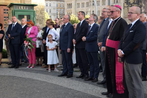 Wojciech Jankowiak Wicemarszałek Województwa Wielkopolskiego wziął udział w uroczystościach w rocznicę podpisania Porozumień Sierpniowych które odbyły się 31 sierpnia przed pomnikiem Poznańskiego Czerwca56.- kliknij aby powiększyć