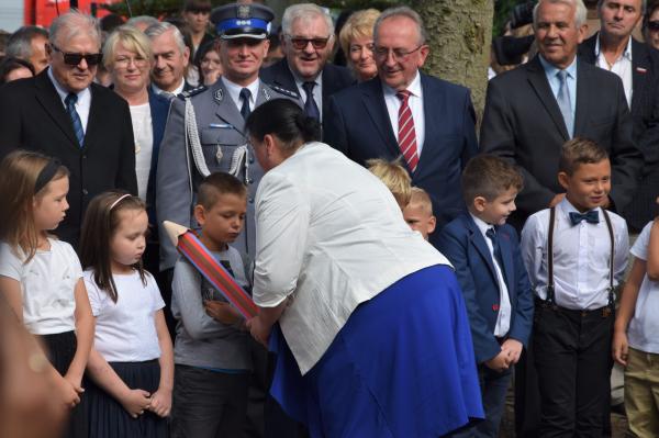 Wicemarszałek Województwa Wielkopolskiego Wojciech Jankowiak uczestniczył w inauguracji roku szkolnego 2022/2023 w Szkole Podstawowej Tysiąclecia im. Mieszka I w Lednogórze w gminie Łubowo. W trakcie wydarzenia na szkolnym budynku odsłonięta została tablica upamiętniająca por. Łukasza Kurowskiego pierwszego polskiego żołnierza który poległ na misji w Afganistanie.  - kliknij aby powiększyć