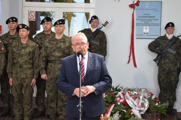 Wicemarszałek Województwa Wielkopolskiego Wojciech Jankowiak uczestniczył w inauguracji roku szkolnego 2022/2023 w Szkole Podstawowej Tysiąclecia im. Mieszka I w Lednogórze w gminie Łubowo. W trakcie wydarzenia na szkolnym budynku odsłonięta została tablica upamiętniająca por. Łukasza Kurowskiego pierwszego polskiego żołnierza który poległ na misji w Afganistanie.  - kliknij aby powiększyć