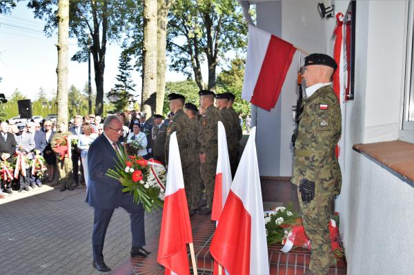 Wicemarszałek Województwa Wielkopolskiego Wojciech Jankowiak uczestniczył w inauguracji roku szkolnego 2022/2023 w Szkole Podstawowej Tysiąclecia im. Mieszka I w Lednogórze w gminie Łubowo. W trakcie wydarzenia na szkolnym budynku odsłonięta została tablica upamiętniająca por. Łukasza Kurowskiego pierwszego polskiego żołnierza który poległ na misji w Afganistanie.  - kliknij aby powiększyć