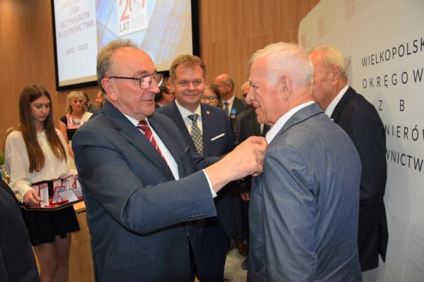 Wicemarszałek Województwa Wielkopolskiego Wojciech Jankowiak wziął udział w spotkaniu jubileuszowym z okazji 20-lecia Wielkopolskiej Okręgowej Izby Inżynierów Budownictwa. Wydarzenie odbyło się 29 sierpnia i było okazją do wręczenia Odznak Honorowych Za Zasługi dla Województwa Wielkopolskiego dziesięciu zasłużonym działaczom Izby. - kliknij aby powiększyć