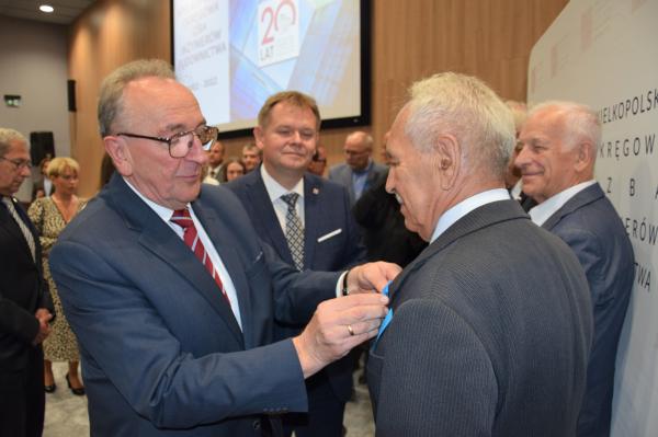 Wicemarszałek Województwa Wielkopolskiego Wojciech Jankowiak wziął udział w spotkaniu jubileuszowym z okazji 20-lecia Wielkopolskiej Okręgowej Izby Inżynierów Budownictwa. Wydarzenie odbyło się 29 sierpnia i było okazją do wręczenia Odznak Honorowych Za Zasługi dla Województwa Wielkopolskiego dziesięciu zasłużonym działaczom Izby. - kliknij aby powiększyć