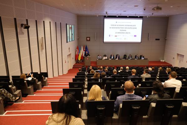 Marszałek Marek Woźniak we wtorek 13 września otworzył konferencję Centrum Wsparcia Doradczego – forum wymiany doświadczeń.- kliknij aby powiększyć