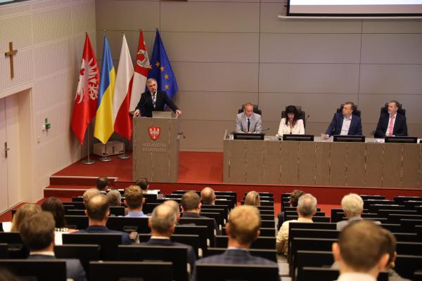 Marszałek Marek Woźniak we wtorek 13 września otworzył konferencję Centrum Wsparcia Doradczego – forum wymiany doświadczeń.- kliknij aby powiększyć