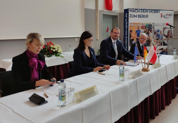 14 września 2022 w Europejskiej Akademii Sportu w mieście Lindow w Brandenburgii podpisany został Plan działań w zakresie edukacji młodzieży i sportu na lata 2022-2025.  

- kliknij aby powiększyć