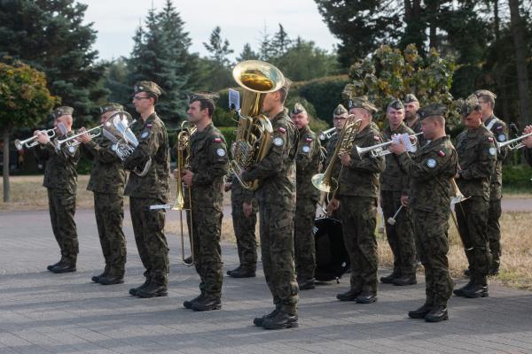 Marszałek Marek Woźniak w poniedziałek 10 października pożegnał Pułkownika Jana Górskiego Prezesa Światowego Związku Żołnierzy Armii Krajowej Okręg Wielkopolska.- kliknij aby powiększyć