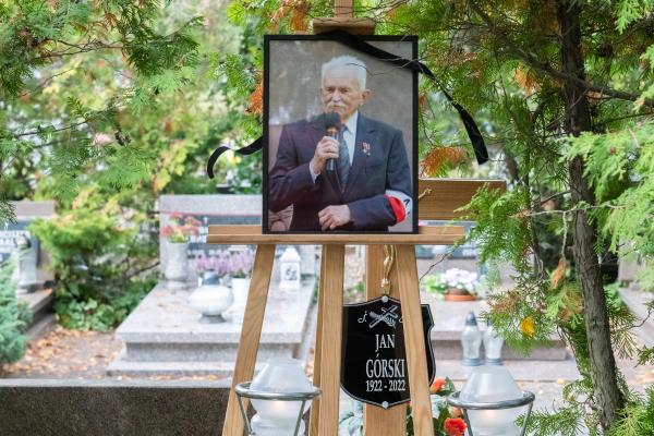 Marszałek Marek Woźniak w poniedziałek 10 października pożegnał Pułkownika Jana Górskiego Prezesa Światowego Związku Żołnierzy Armii Krajowej Okręg Wielkopolska.- kliknij aby powiększyć